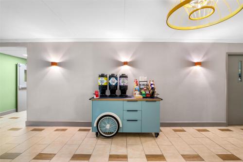a drink cart in the lobby of a hospital at Spark by Hilton Roanoke Civic Center in Roanoke