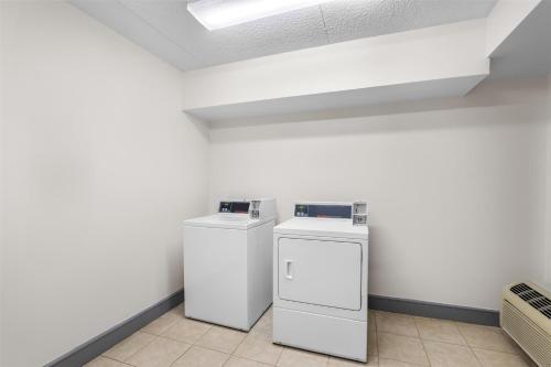 two washing machines in a room with a ceiling at Spark by Hilton Roanoke Civic Center in Roanoke