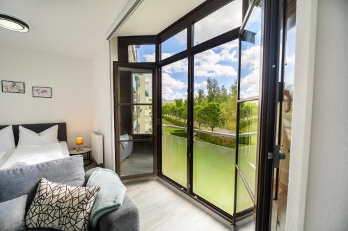 Balkoni atau teres di Ferienwohnung in Gera Lisa, Sehr ruhige Lage, Blick ins Grüne, Hochwertig renoviert, WLAN und Parkplatz GRATIS