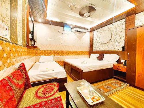 Ένα ή περισσότερα κρεβάτια σε δωμάτιο στο Hotel Ayodhya HNU-MAN GH -Near 400m from Ram Mandir & Hanuman Gadhi Mandir #Fully Air-Conditioning & Spacious Rooms #Free Wifi #Free Parking #Best Hotel In City