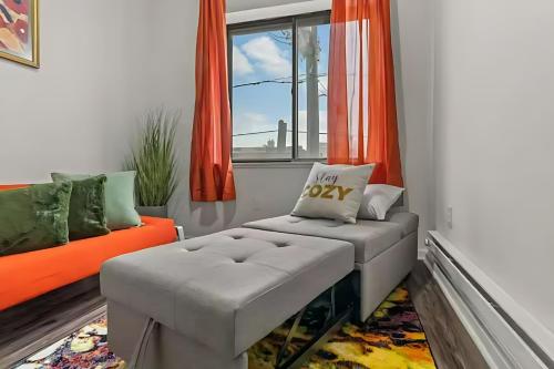 Lodgyy Cozy Apartments Near Downtownにあるシーティングエリア
