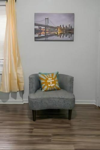 Lodgyy Cozy Apartments Near Downtownにあるシーティングエリア