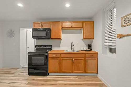 Lodgyy Cozy Apartments Near Downtownにあるキッチンまたは簡易キッチン