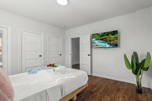 Lodgyy Cozy Apartments Near Downtownにあるテレビまたはエンターテインメントセンター