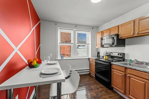 Lodgyy Cozy Apartments Near Downtownにあるキッチンまたは簡易キッチン