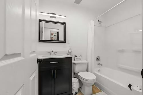 Lodgyy Cozy Apartments Near Downtownにあるバスルーム