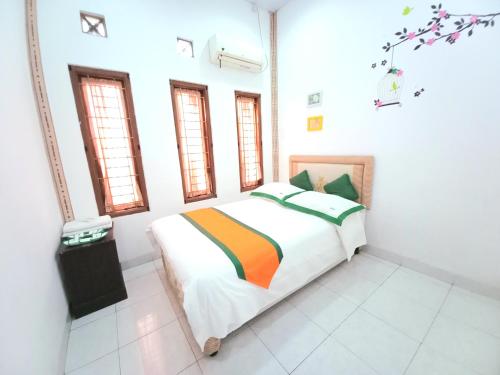 Ένα ή περισσότερα κρεβάτια σε δωμάτιο στο Homestay Jogja Dekat Taman Pelangi by Simply Homy