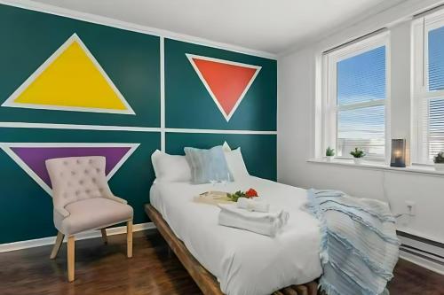 Lodgyy Cozy Apartments Near Downtownにあるベッド