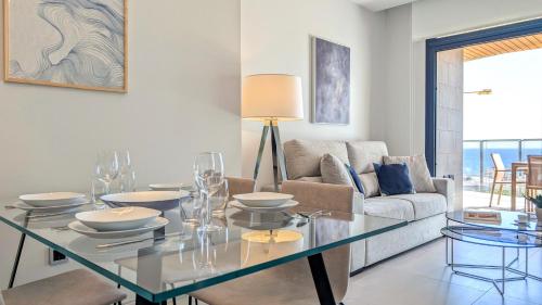 Χώρος καθιστικού στο SUNSET WAVES azure apartment