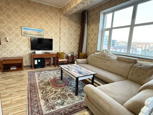 TV a/nebo společenská místnost v ubytování Ulziit Palace