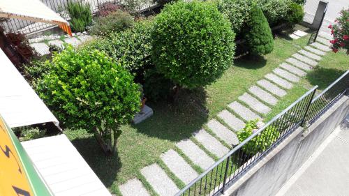 an overhead view of a garden with stairs and bushes at RELAX locazione turistica in Ceregnano
