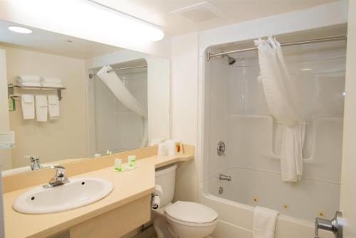 Bilik mandi di Super 8 by Wyndham Mississauga