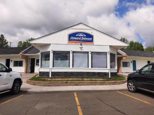 a front view of a home appliance store with cars parked outside at Howard Johnson by Wyndham Woodstock NB in Woodstock
