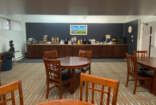 a waiting room with tables and chairs and a counter at Howard Johnson by Wyndham Woodstock NB in Woodstock