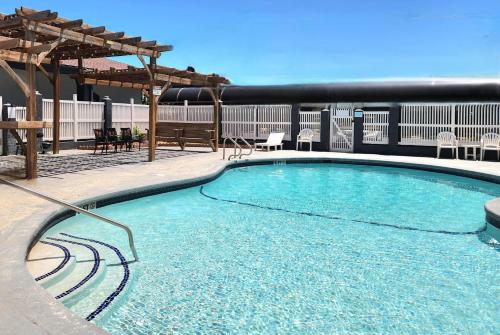 Πισίνα στο ή κοντά στο Days Inn by Wyndham Portland/Corpus Christi