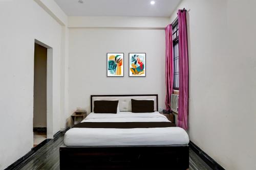 Una cama o camas en una habitación de Hotel O Krishna Villa