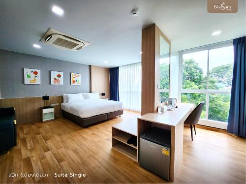 Katil atau katil-katil dalam bilik di โรงแรมบลอสซั่ม เพชรบูรณ์ Blossom Hotel