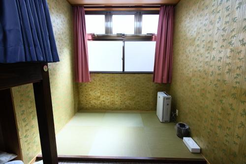 a small room with a window and a window at KOMOREBI HOSTEL-your cozy place- in Takayama
