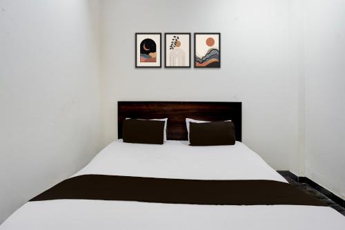 Una cama o camas en una habitación de Hotel O Krishna Villa