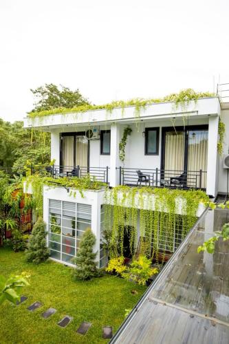 a house with ivy on the side of it at Airport Faith Hotel in Katunayake