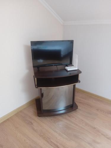 a desk with a chair in the corner of a room at DOBA - Центр 1 кім 4 міс Завжди тепла ! in Mukacheve