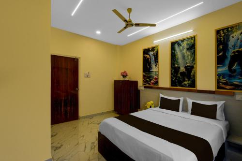 a bedroom with a large bed and a ceiling fan at S S B Grand in Ibrāhīmpatan