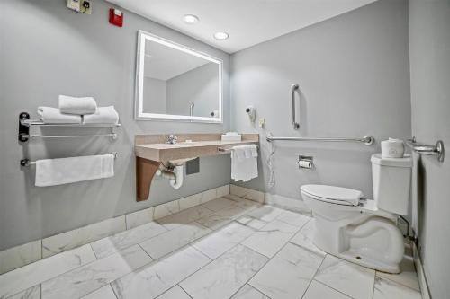 Ein Badezimmer in der Unterkunft AmericInn by Wyndham Beloit