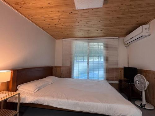 Un ou plusieurs lits dans un hébergement de l'établissement Gyeongju Mu Stay