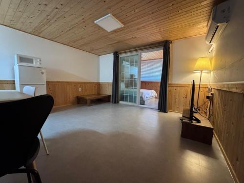 Un ou plusieurs lits dans un hébergement de l'établissement Gyeongju Mu Stay