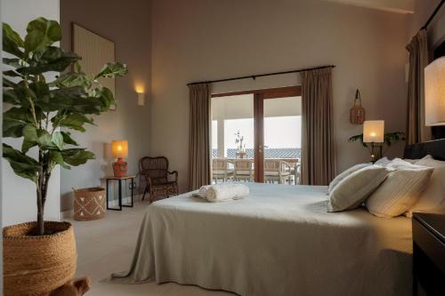 WillibrordusにあるLuxury Ocean View Villa with Private Pool - Curaçaoの植物と窓のあるベッド付きのベッドルーム1室