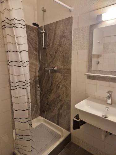 a bathroom with a shower and a sink at Sunny&Cozy - Maisonette Apartment in See Nähe in Sankt Urban