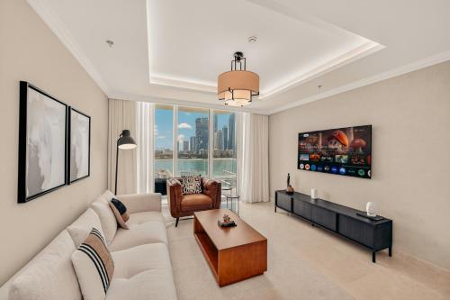 un salon avec un canapé et une table dans l'établissement Luxury 2BR Retreat Gorgeous Beach & Skyline Views, à Dubaï