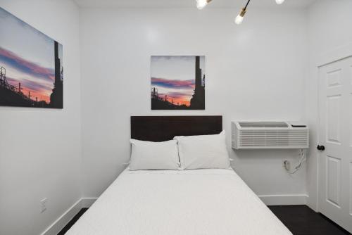 Lodgyy Cozy Apartments Near Downtownにあるベッド