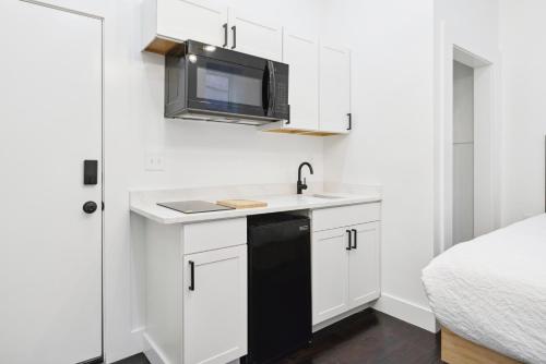 Lodgyy Cozy Apartments Near Downtownにあるキッチンまたは簡易キッチン