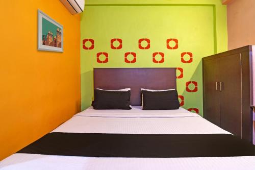 Кровать или кровати в номере Hotel O Chilika Residency