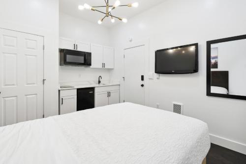 Lodgyy Cozy Apartments Near Downtownにあるテレビまたはエンターテインメントセンター