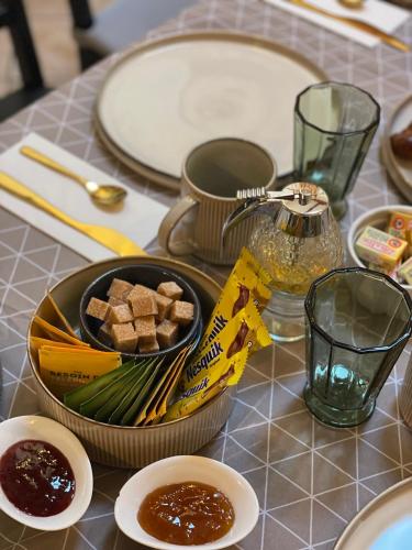 una mesa con un tazón de comida y un tazón de salsa en La Fermette Champenoise, en Jonquery