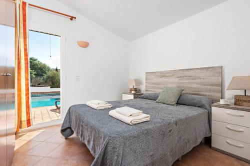 Giường trong phòng chung tại Villa Bini Xaloc by Villa Plus