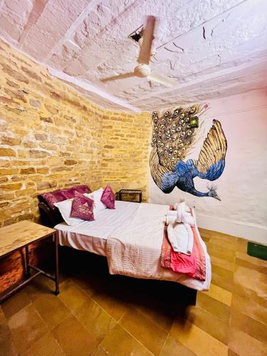 Postel nebo postele na pokoji v ubytování Brotherhood hostel, jaisalmer