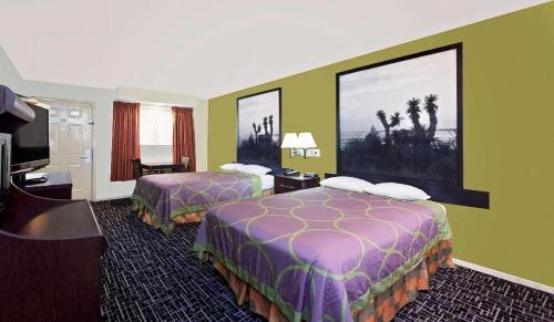 Postel nebo postele na pokoji v ubytování Super 8 by Wyndham Corpus Christi Northwest
