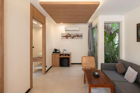 a living room with a couch and a table at De Chaochom Hua Hin in Hua Hin