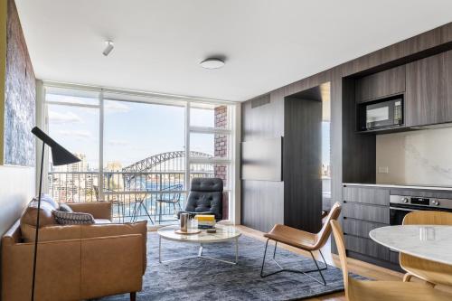 Posezení v ubytování Panoramic Sydney Harbour Views from Luxury 1-Bedroom Apartment in McMahons Point