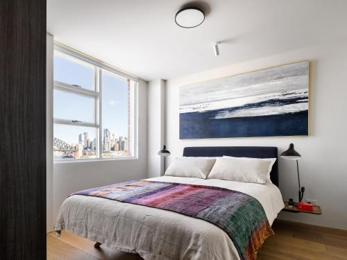 Postel nebo postele na pokoji v ubytování Panoramic Sydney Harbour Views from Luxury 1-Bedroom Apartment in McMahons Point