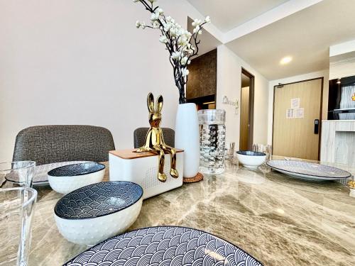 シブにあるHannsLuxury8Pax2KingBedFreeWIfiPoolWasherDryer ComfortStay7のダイニングルーム(青と白のテーブル付)