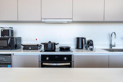 Η κουζίνα ή μικρή κουζίνα στο Blu Horizon - Stylish Living with Pool & Balconies in Protaras