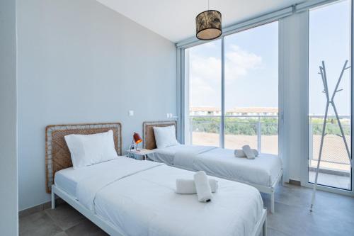 Ένα ή περισσότερα κρεβάτια σε δωμάτιο στο Blu Horizon - Stylish Living with Pool & Balconies in Protaras