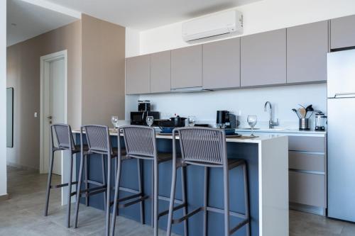 Η κουζίνα ή μικρή κουζίνα στο Blu Horizon - Stylish Living with Pool & Balconies in Protaras