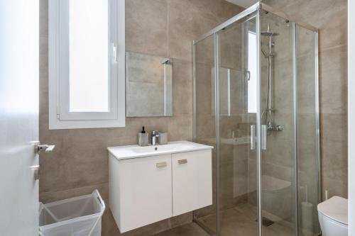 Ένα μπάνιο στο Blu Horizon - Stylish Living with Pool & Balconies in Protaras