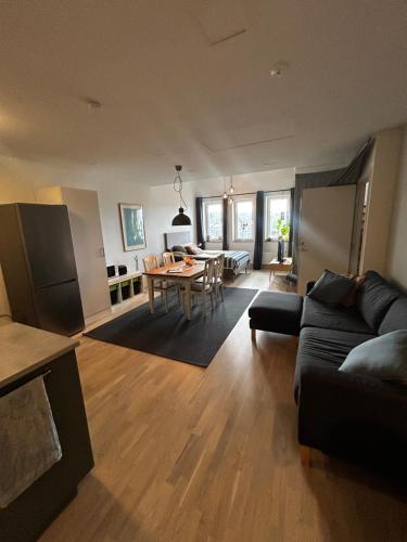 Un lugar para sentarse en Newly built bright apartment, close to everything If you want to visit Stockholm, you will find the perfect accommodation here! Ferry line 80 makes it very convenient and easy to get to the city center
