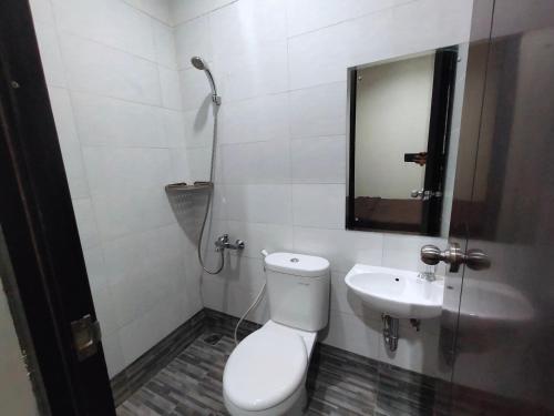 Ванная комната в Jajapin Hotel putri Sari